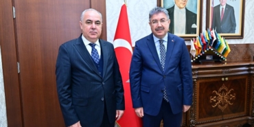 Valimiz-Dr-Erdinc-Yilmaz-Eskisehir-Cevre-Sehircilik-ve-Iklim-Degisikligi-Il-Muduru-olarak-atanan-Huseyin-Ozgur-Yalcin’i-makaminda-kabul-etti1(1)