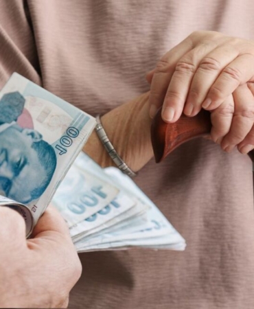 emekli-maasi-resmi-gazetede-yayimlandi-en-dusuk-emekli-maasi-ne-kadar-oldu-17387400483124-1100x650